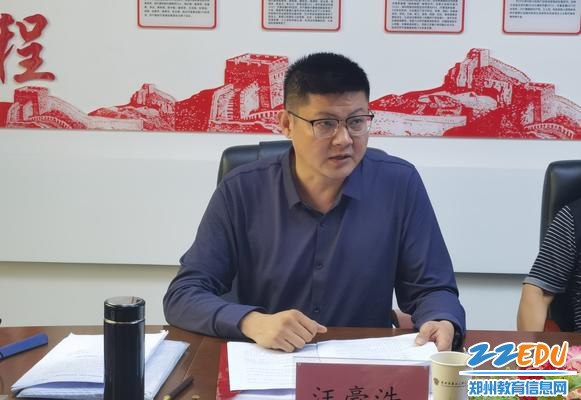 河南省基础教育课程与发展中心课题管理办公室副主任汪豪浩进行点评