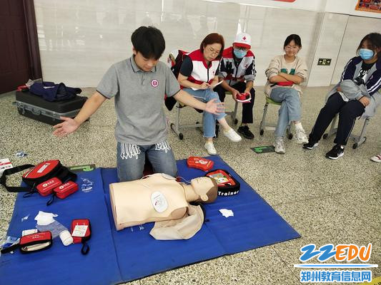 2.学生练习心肺复苏救护技术