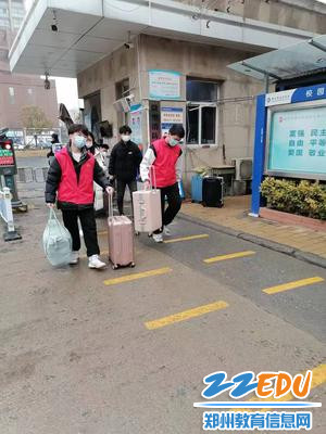 4.志愿者为返校学子搬运行李