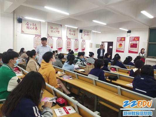 6.校党委书记、校长宋志强与参训学员亲切交流