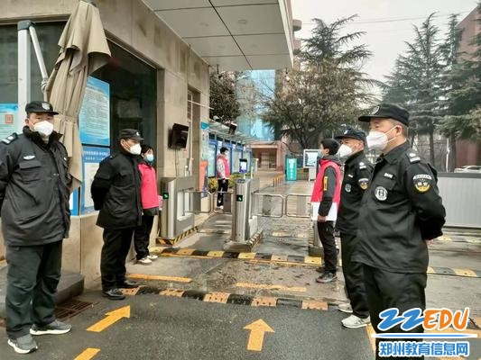 2“严阵以待”保障同学们入校安全