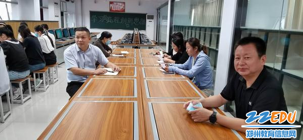 评委们认真聆听选手们演讲