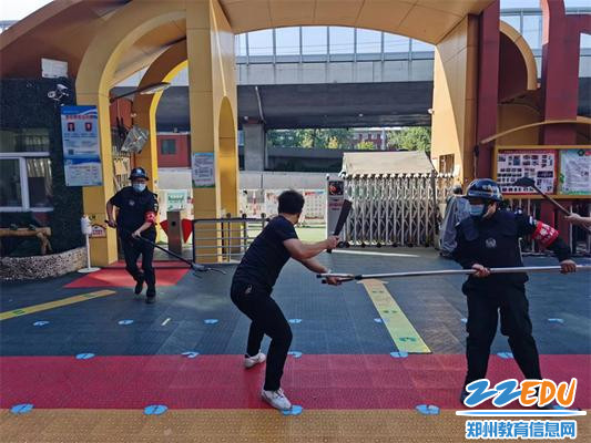 3.保安奋力牵制“歹徒”