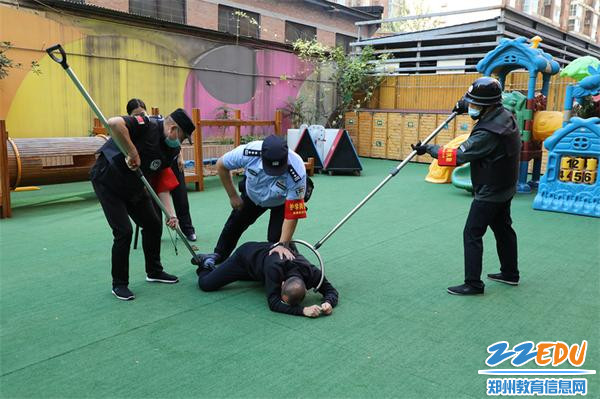 5文博东路园区制服“歹徒”