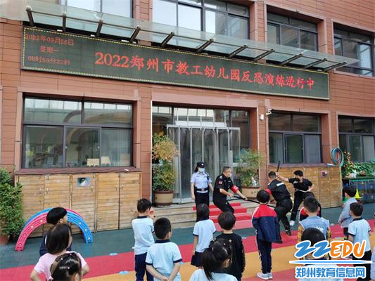 9.民警向幼儿演示制服歹徒的过程