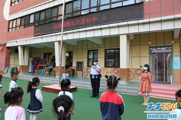 11.东风路派出所民警李国杰对文博东路园区的孩子总结演练