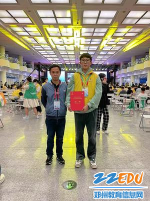 9选手张宸潇与辅导教师章远驰在总决赛获奖后合影