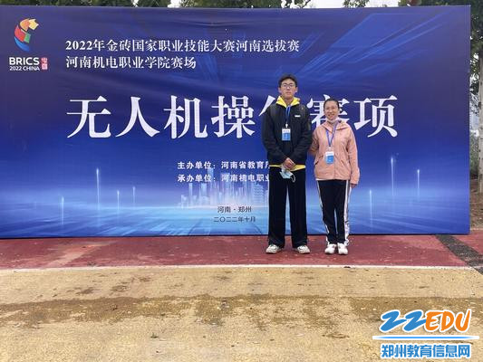 0张宸潇与辅导教师张欣悦在河南省选拔赛现场_副本