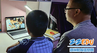 同学们和家长一起认真观看
