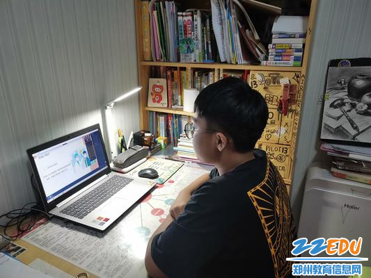 学生居家收看防疫知识主题班会