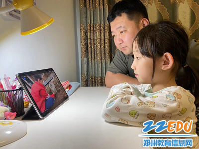 图片2同学们和家长一起认真观看