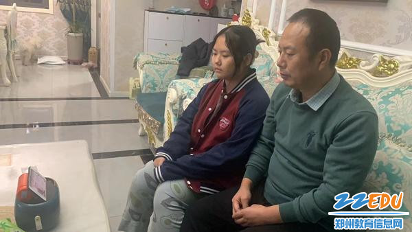 召开线上家长会，共同调整居家学习心态