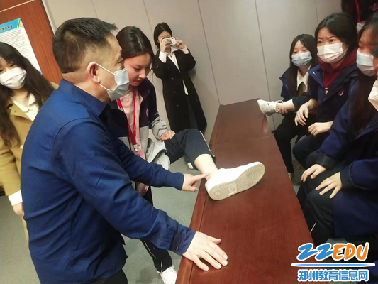 胡建新教授讲解女生袜子的选择及有青春痘的按压穴位