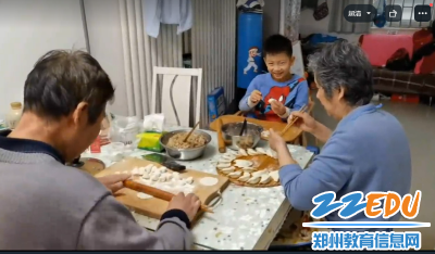 和爷爷奶奶一起包饺子