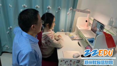学生和家长一起观看视频