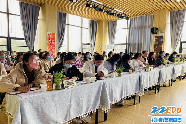 参会教师认真聆听_调整大小