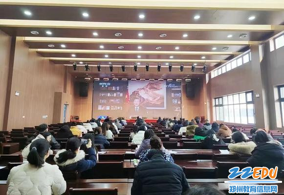 学校全体教师观看国家主席习近平二〇二三新年贺词视频1