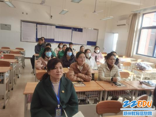 英语组教师认真听讲
