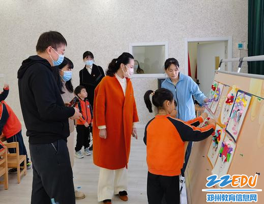 调研组一行到幼儿园进行实地调研