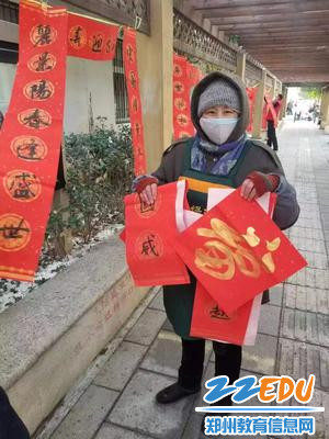 过往群众接过火红的春联,笑逐颜开6 过往群众接过火红的春联,笑逐颜开6