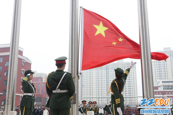 国旗班学生主持新学期的第一次升旗仪式