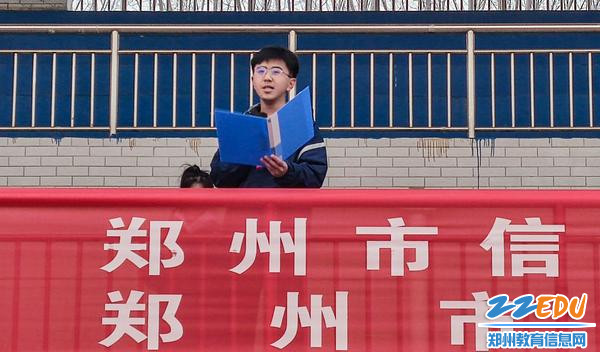 3学生代表张正阳发言
