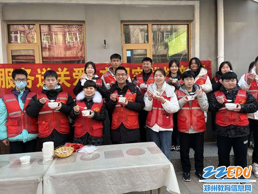 活动结束后大家和社区工作人员合影留念