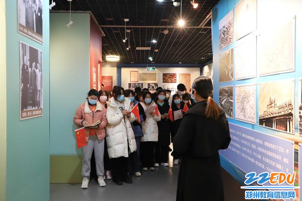 同学们仔细聆听党史历程