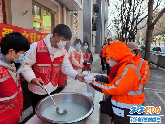 学生志愿者现场煮好元宵送给环卫工人