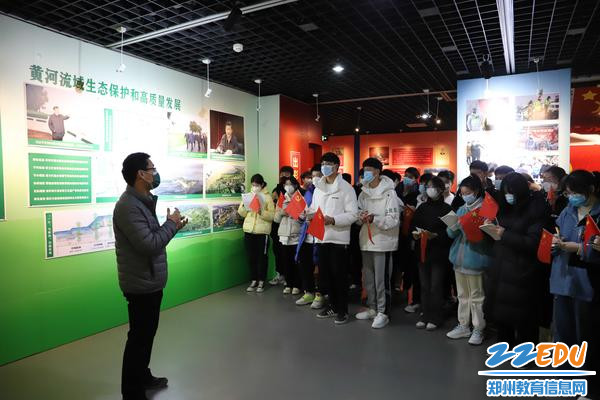 校团委副书记曹亚楠给同学们讲述了百年辉煌的壮阔历程