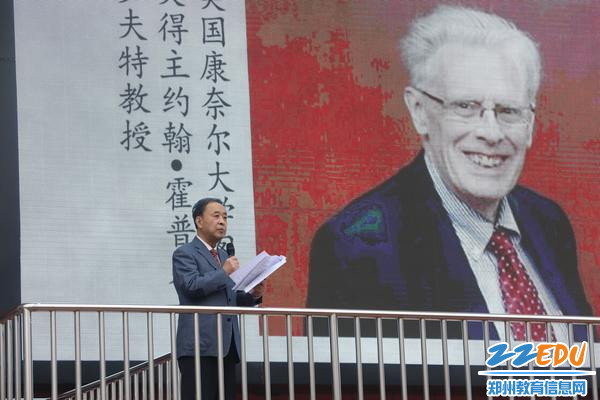 轮·语讲坛邀请到了原河南省政协副主席、原郑州市市长进行陈义初以“创新型人才培养—中华民族伟大复兴的关键”为主题演讲 (2)