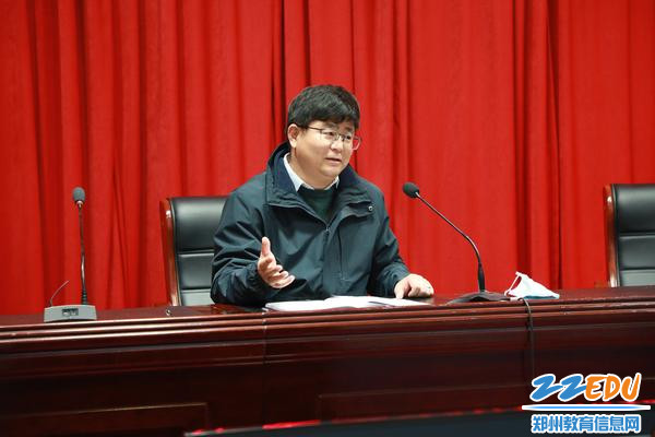 袁伟民副校长围绕本学期的形势变化分析学校德育工作如何开展