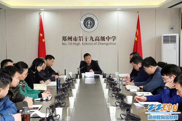 2学校党委书记、校长梁寅峰部署新学期工作并对干部进行培训_副本_副2本