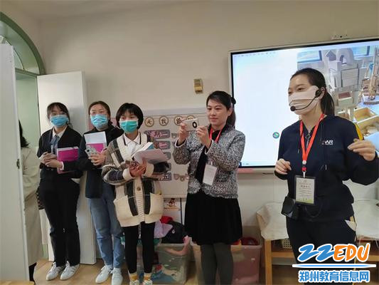 7.名师工作室成员参观园所环境
