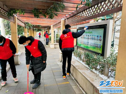 志愿者清扫路面纸屑2 志愿者清扫路面纸屑2