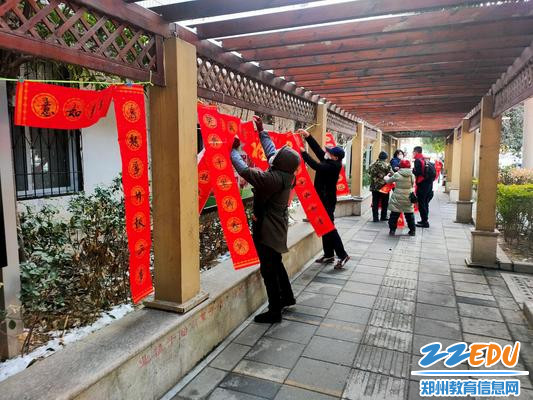 市民群众一边欣赏书法创作 一边品评春联寓意5 市民群众一边欣赏书法创作 一边品评春联寓意5