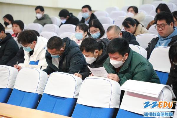 班主任老师们认真听会