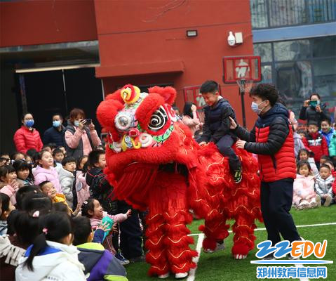 4.5孩子们与舞狮亲热互动