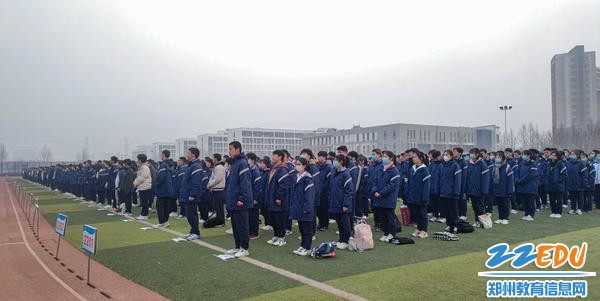 6全体学生列队整齐参加开学典礼仪式
