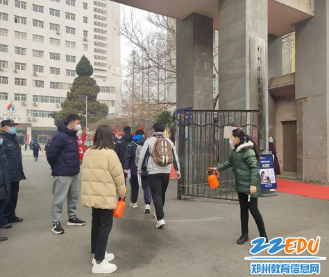 健康服务 为住宿生消杀行李