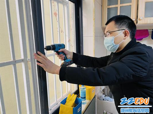 2后勤人员对班级设施进行维修