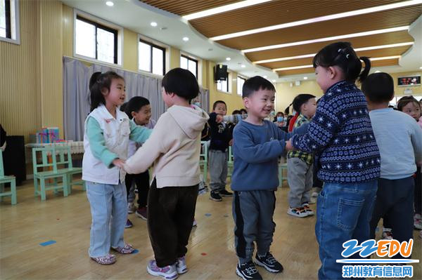 6.2郑州市教工幼儿园赵静名师工作室成员寇艺执教音乐律动《小鸭子》