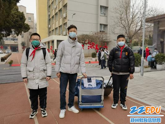 贴心服务 为住宿生托运行李