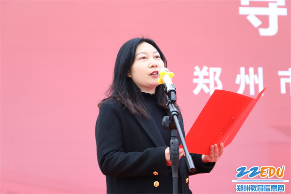 教师代表高艳娟发言
