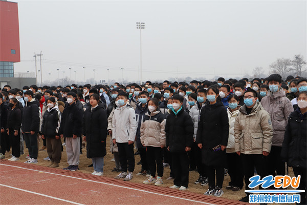 全体师生在运动场参加开学典礼