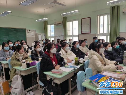 学生们认真听讲