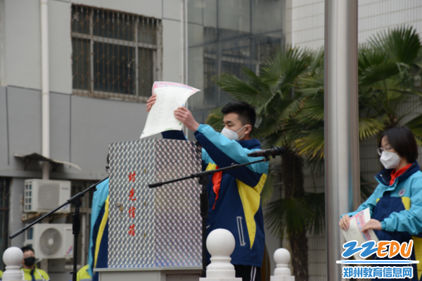 4各班代表将同学们的愿望投入时光信箱