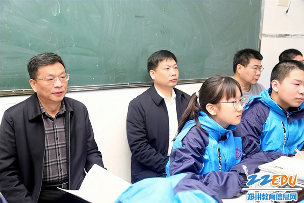 新学期，梁寅峰带领相关干部推门听课。_副本