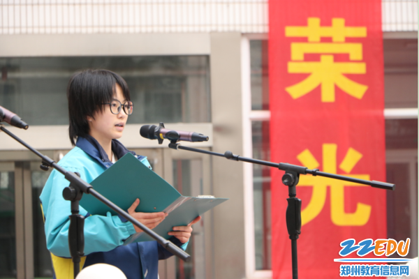 2八（1）班郑舒涵进行国旗下演讲