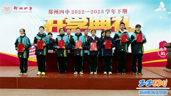 6校领导为优秀集体代表颁发证书